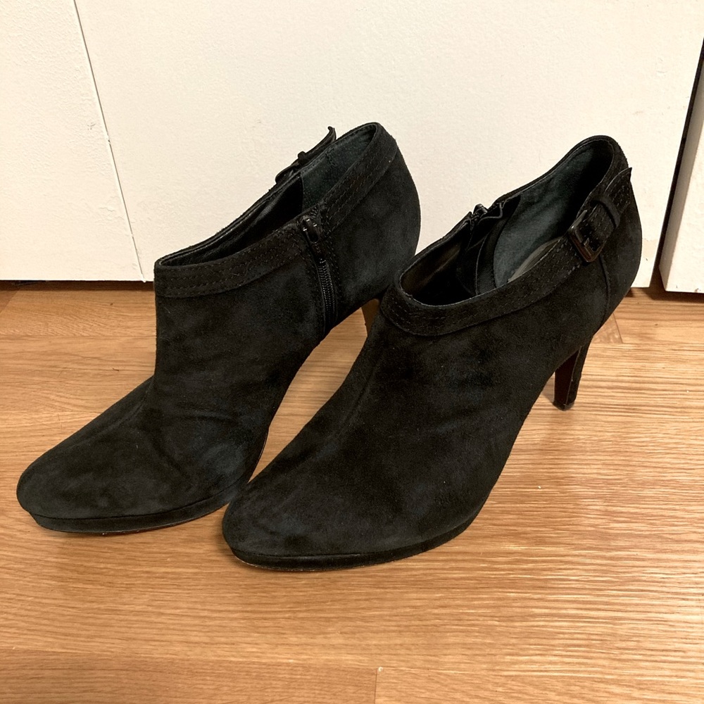 Pre owned women’s black suede high heeled ankle booties